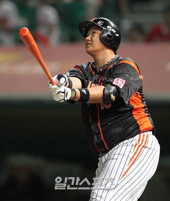 2010년 9경기 연속 홈런으로 프로야구 역사에 이름을 남긴 이대호. IS 포토