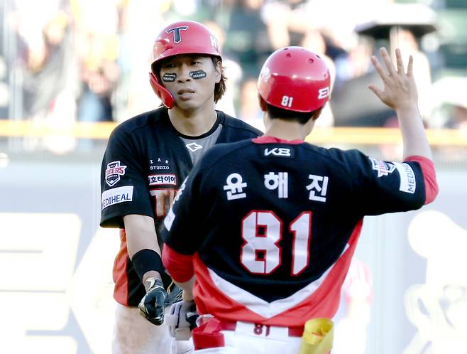 29일 오후 잠실야구장에서 열린 2025 프로야구 KIA와 LG 경기. KIA 고종욱이 6회 1타점 동점 2루타를 날리고 기뻐하고 있다. 잠실=정시종 기자 capa@edaily.co.kr /2025.06.29.