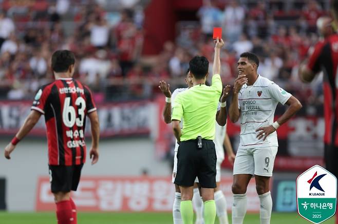 포항 오베르단이 서울전에서 퇴장당했다. 사진=프로축구연맹