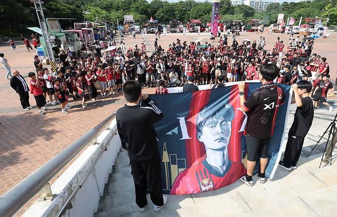 기성용 얼굴 깃발 든 FC서울 팬들 (서울=연합뉴스) 김성민 기자 = FC서울 팬들이 29일 서울 마포구 서울월드컵경기장 앞에서 열린 '무능 불통 구단 FC서울 장례식' 기자회견에서 기성용 얼굴이 그려진 깃발을 들고 있다. 2025.6.29 ksm7976@yna.co.kr/2025-06-29 16:27:29/ <저작권자 ⓒ 1980-2025 ㈜연합뉴스. 무단 전재 재배포 금지, AI 학습 및 활용 금지>