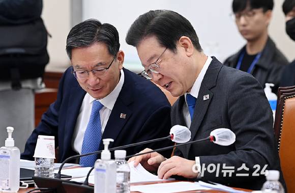 이재명 더불어민주당 대표가 지난 2023년 3월 23일 오전 서울 여의도 국회에서 열린 국방위원회 전체회의에서 정성호 의원과 대화하고 있다. [사진=아이뉴스24 DB]