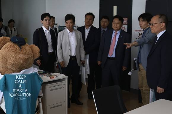 충북 방문단의 일본 바이오 스타트업 창업 지원기관 Biolabs 방문 모습. [사진=충북도]