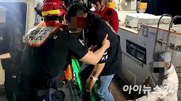 포항해양경찰서가 낚시어선 줄감김 사고에 신속히 대응해 승선객 전원을 안전하게 구조하고 있다. [사진=포항해양경찰서]