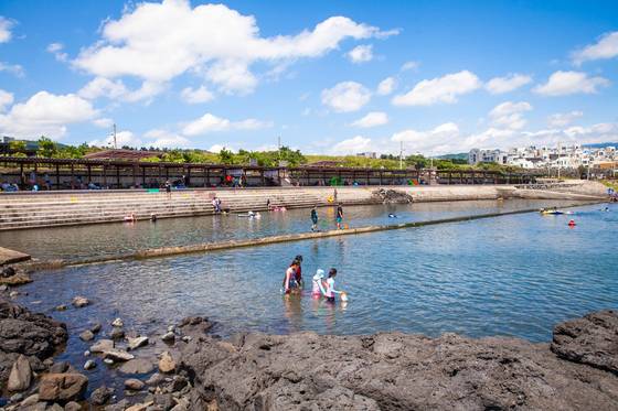 제주도 서귀포시 예래동의 논짓물. 이곳은 제주 용천수와 바닷물이 만나 형성된 천연풀장이다. 사진 제주관광공사