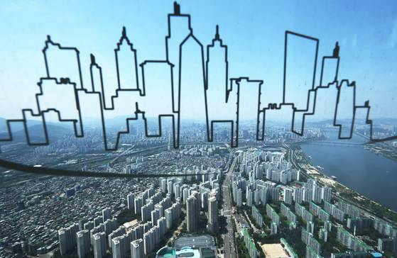 서울 송파구 롯데월드타워의 전망대 서울스카이에서 바라본 아파트 단지 모습. 뉴스1