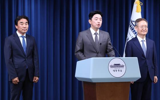 강훈식 대통령 비서실장(가운데)이 29일 서울 용산구 대통령실 브리핑룸에서 인사 관련 브리핑을 하고 있다. 왼쪽은 전성환 경청통합수석, 오른쪽은 봉욱 민정수석. 대통령실사진기자단