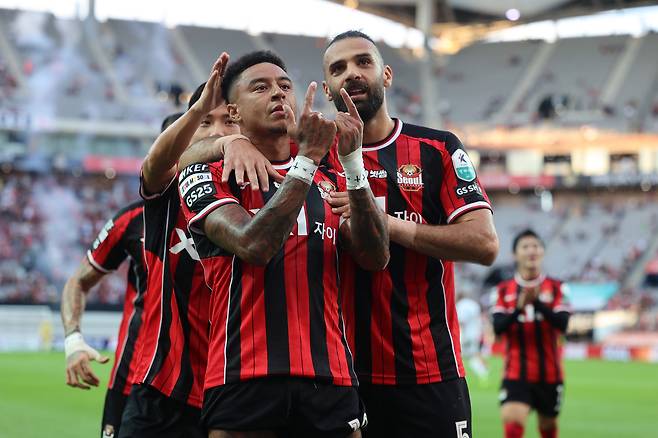 포항을 상대로 선제골을 터트린 서울 린가드(가운데). [사진 프로축구연맹]