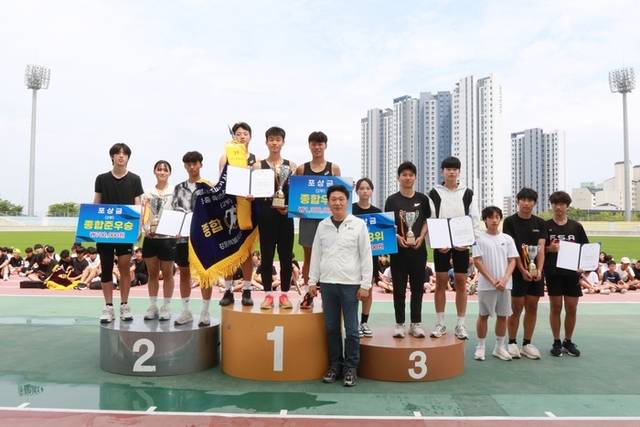 ▲ 제26회 강원도지사기 시·군 대항 초중등부 육상선수권대회 2부에서 1위를 차지한 화천군, 2위를 차지한 영월군, 3위를 차지한 인제군 선수단