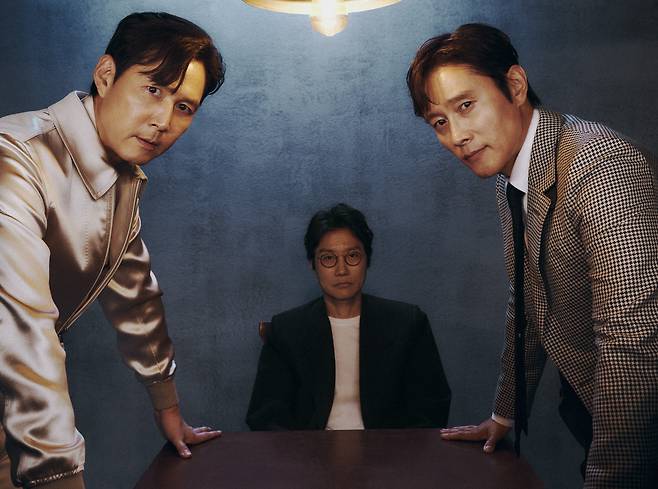 <오징어게임> 시즌3 공개와 함께 포즈를 취한 황동혁 감독과 이정재·이병헌 배우. (사진제공 넷플릭스)