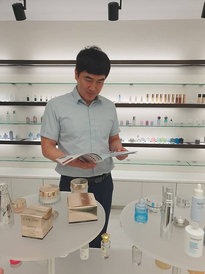 최노진 차장이 화장품 용기 디자인을 보고 있다. 안성=윤현주 기자