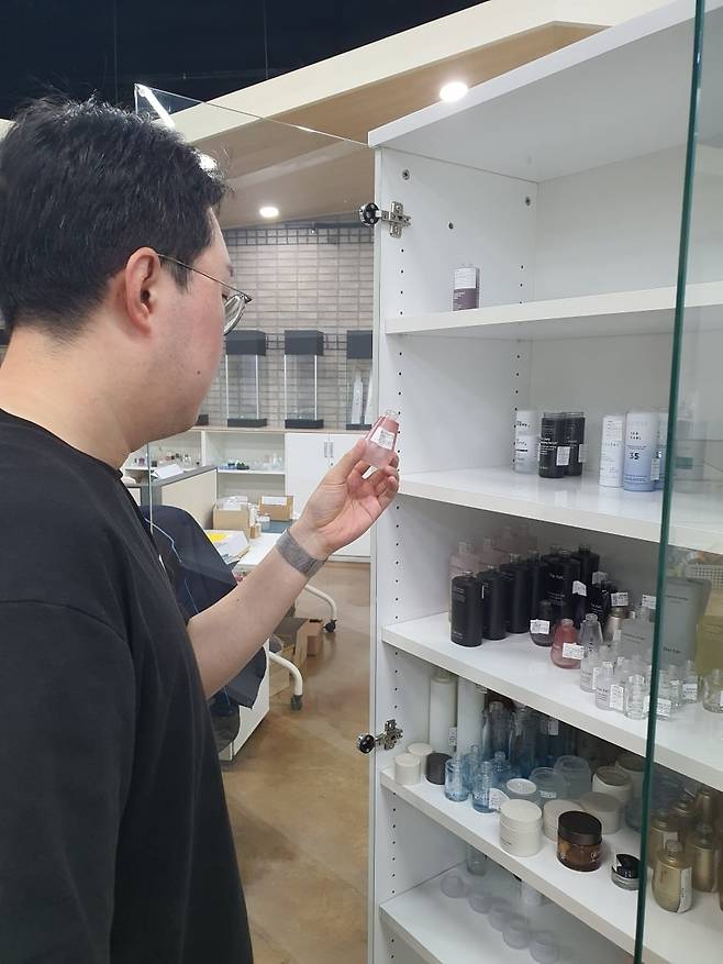 최지국 대리가 화장품 용기 표준 견본을 확인하고 있다