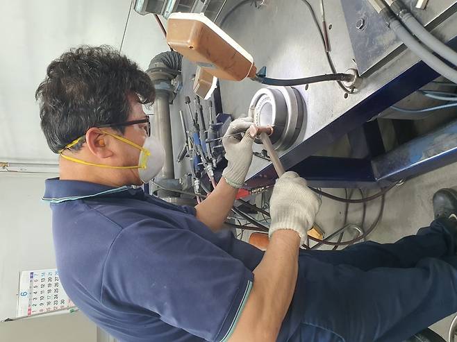 조영현 주임이 금형 연마를 하고 있다. 안성=윤현주 기자