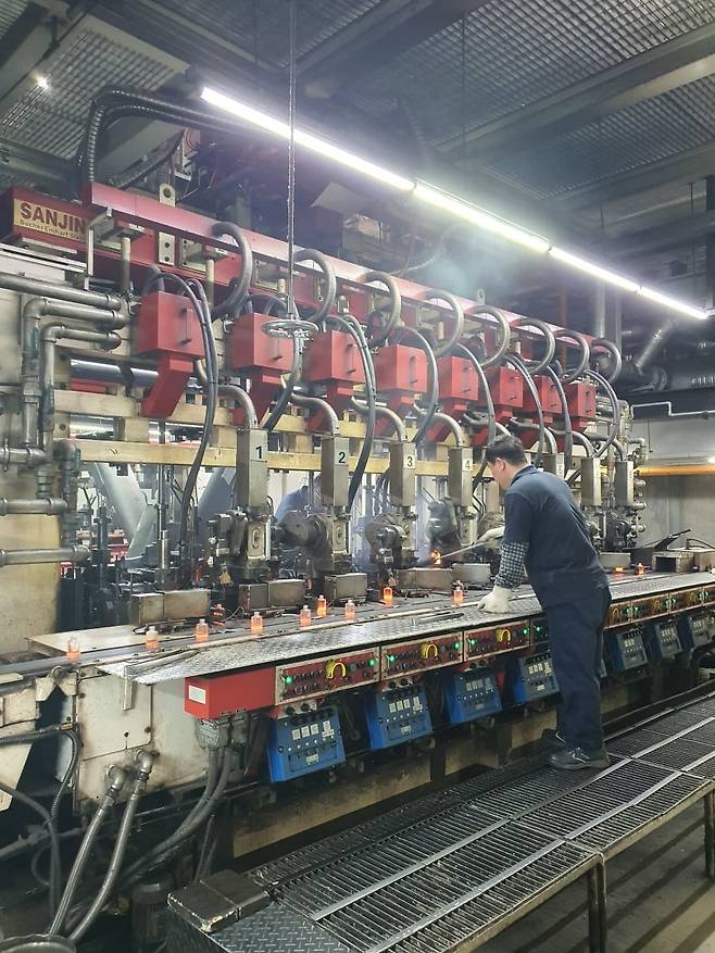 유리용기 성형 작업 중인 직원. 안성=윤현주 기자