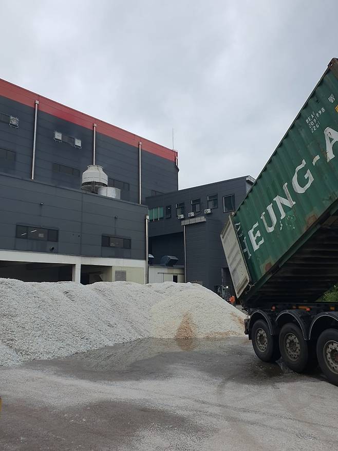 용기 재활용 원자재 파유리가 입고 중이다. 안성=윤현주 기자