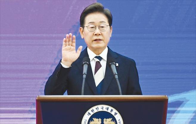 이재명 대통령이 지난 4일 서울 여의도 국회에서 열린 제21대 대통령 취임선서식에서 선서를 하고 있다. /국회사진기자단 제공