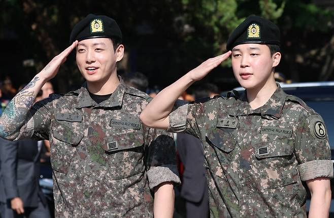 방탄소년단(BTS)의 정국, 지민이 6월 11일 경기도 연천군 연천공설운동장에서 전역 인사를 하고 있다. 사진=연합뉴스