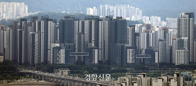 서울 남산 간이전망대에서 바라 본 강남 일대의 고급 아파트 단지.  서성일 선임기자