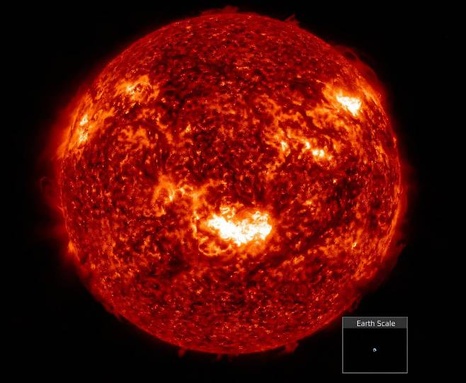 지난해 5월7일(현지시간) 미국 항공우주국 위성으로 포착한 태양. 태양 중심부의 밝은 빛에서 시작된 태양 폭풍으로 같은 달 10일 지구에는 ‘G5’ 지자기 폭풍이 생겼다. NASA 제공