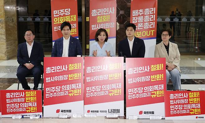 국민의힘 ‘김민석 총리 후보 지명 철회’ 농성 김용태 국민의힘 비상대책위원장(오른쪽 두번째)이 29일 국회 로텐더홀에서 김민석 국무총리 후보자 지명 철회를 촉구하며 농성 중인 나경원 의원(가운데)을 만나고 있다. 연합뉴스