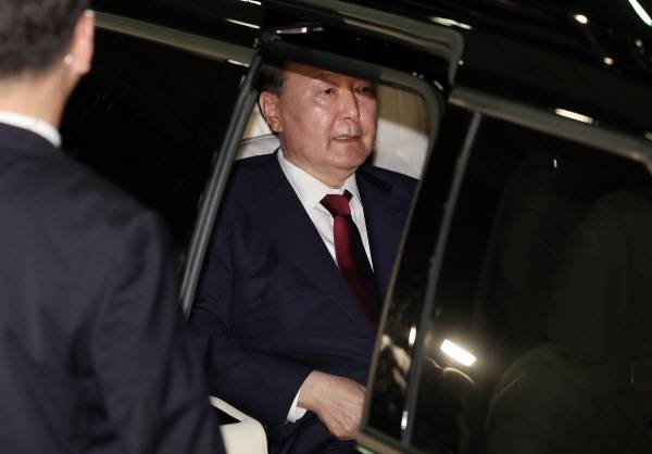 피의자 신분으로 내란 특검 조사를 받은 윤석열 전 대통령이 서초구 서울고검 청사를 나선 후 차량에 탑승해 있다. [공동취재]