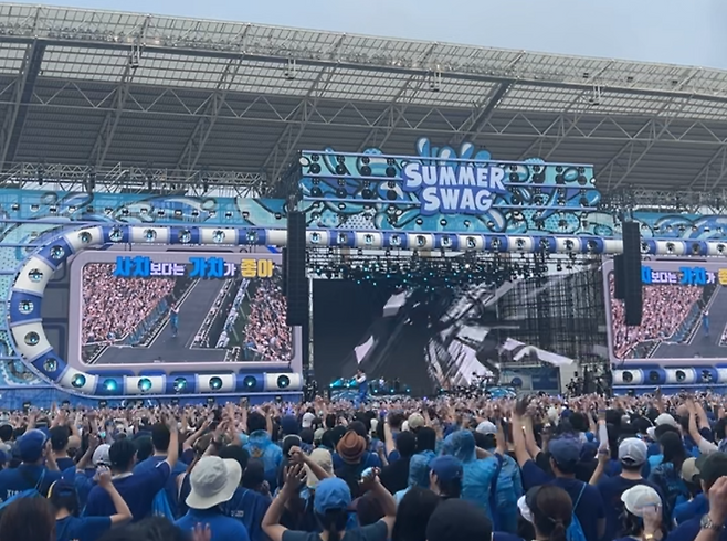 Psy performs "I Luv It" during his "Summer Swag" concert at Incheon Asiad Main Stadium on Saturday. (Kim Jae-heun/The Korea Herald)