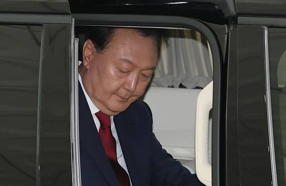 Former President Yoon Suk Yeol arrives at the Seoul High Prosecutors’ Office building in Seocho District, southern Seoul, on June 28. [KIM KYOUNG-ROK]
