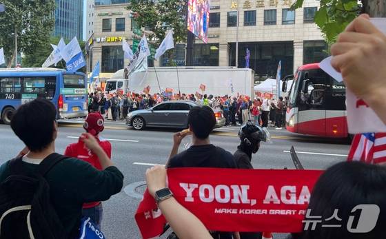 Former President Yoon Suk Yeol supporters hold up ″Yoon Again″ signs in front of the Seoul High Prosecutors’ Office building in Seocho District, southern Seoul on June 28. [NEWS1]