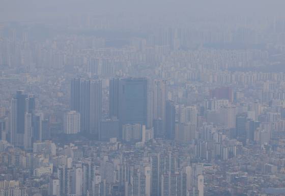 Gangdong District, eastern Seoul, is shrouded in fine dust on March 12. [YONHAP]