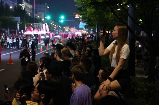People gather in central Seoul to watch a parade celebrating the grand finale of Netflix’s ″Squid Game″ (2021-). [YONHAP]