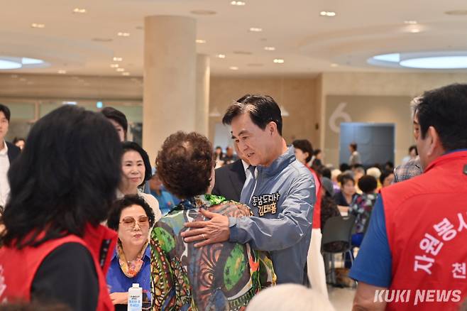 김태흠 충남지사가 지난 28일 백석대학교 백석생활관에서 열린 ‘효사랑 나눔 한마당’ 행사에 참석해 어르신들의 건강한 여름나기를 기원하고 있다.