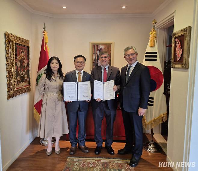 남아메리카 페루, 2026여수세계섬박람회 공식 참가 결정. 좌로부터 곽은주 조직위 유치협력부장, 김종기 조직위 사무총장, 파울 페르난도 두클로스 파로디 주한 페루대사, 박철주 전라남도 국제관계대사(조직위 제공)