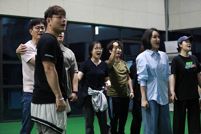 28일 경기도 하남 미래를사는교회 본당에서 오를 창작뮤지컬 '유틀란디아-999일의 항해' 연습 장면. 교회 제공