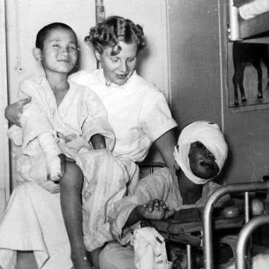 유틀란디아호 의료진과 한국 어린이들의 모습.