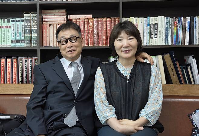 고성선 목사와 아내 김정자 사모가 29일 인터뷰를 하면서 다정하게 어깨를 기대고 앉아 환하게 웃고 있다.