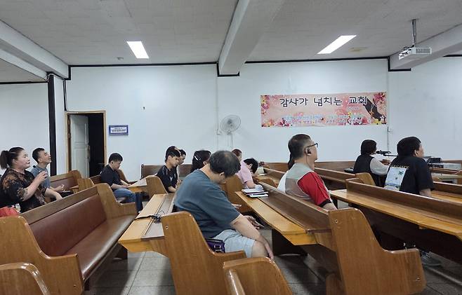 29일 인천 부평 행복한교회 예배당 내부. 성도들이 나무로 된 긴 의자에 앉아 앞을 바라보며 설교를 경청하고 있다. 밝은 형광등 불빛 아래, 벽에는 ‘감사가 넘치는 교회’라는 문구가 적힌 플래카드가 걸려 있다.