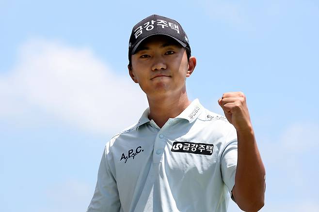 29일 전북 군산시 군산CC 토너먼트 코스에서 열린 KPGA투어 군산CC오픈에서 2주 연속 우승에 성공한 옥태훈이 3번 홀 티잉그라운드에서 선전을 다짐하며 주먹을 불끈 쥐어 보이고 있다. KPGA