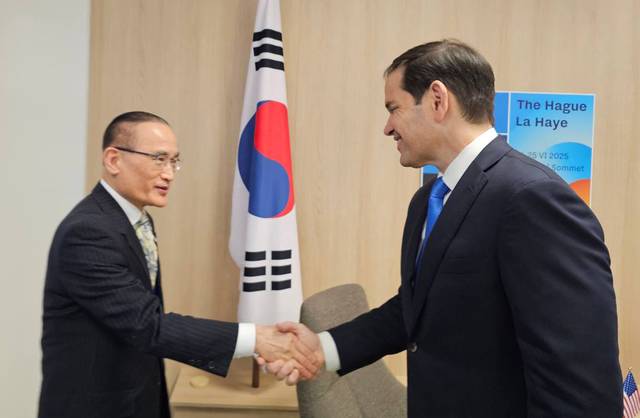 위성락 국가안보실장이 지난 24일(현지시간) 북대서양조약기구(NATO·나토) 정상회의가 열린 네덜란드 헤이그에서 마코 루비오 미국 국무장관을 만나 악수하고 있다. 위 실장은 이재명 대통령을 대신해 나토 회의에 참석했다. 대통령실 제공