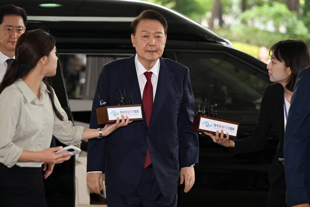 윤석열 전 대통령이 28일 오전 대면 조사를 받기 위해 서울 서초구 서울고검에 마련된 내란특검 사무실로 출석하고 있다. 사진공동취재단