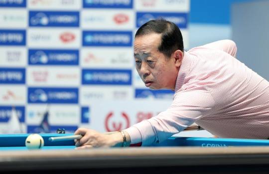 김영원과 대결을 앞둔 프로당구 최고령 김정규. 사진[연합뉴스]