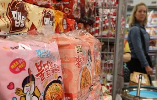 마트 판매대의 삼양식품 라면들. 연합뉴스