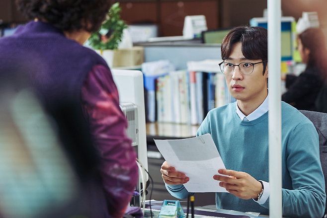 “번호표 뽑아오세요.” 민재는 원칙을 제시하며 옥분을 당황하게 한다. [영화사 시선]