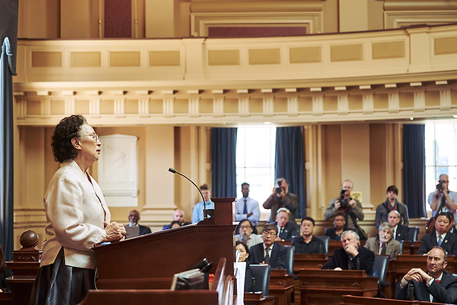 “아임 파인 땡큐. 앤드 유?” 옥분은 민재의 등장 이후 자기 경험을 상세하게 털어놓는다. [영화사 시선]