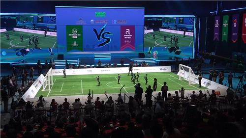 28일 베이징 이좡 경제기술개발구에서 열린 휴머노이드 로봇 축구대회 결승전. <CGTN·연합뉴스>