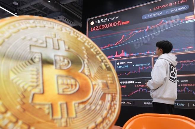 이재명 대통령이 공약한 가상자산(디지털자산) 현물 상장지수펀드(ETF) 허용 관련 법안이 국회에 발의됐다. (연합뉴스)