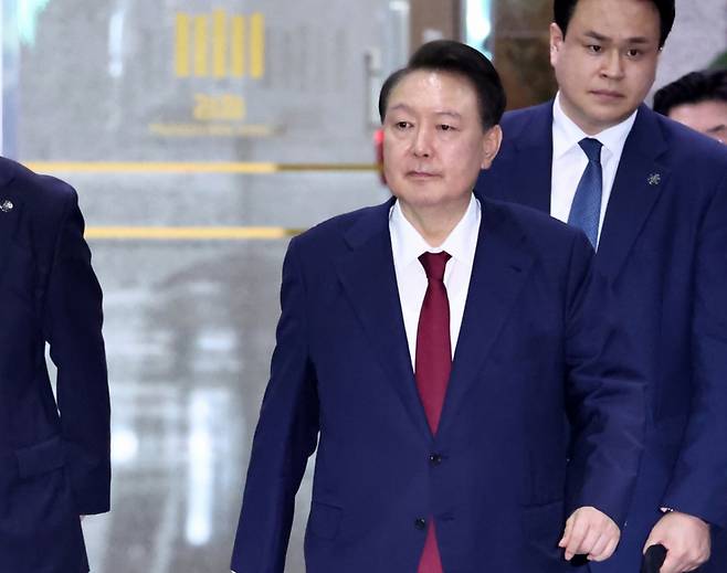 윤석열 전 대통령이 29일 새벽 서울 서초구 서울고등검찰청 청사에 마련된 내란특검 사무실에서 피의자 신분으로 조사를 마친 뒤 귀가하고 있다./사진=뉴스1(공동취재)