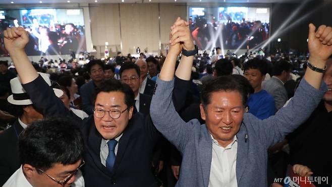 (청주=뉴스1) 김용빈 기자 = 더불어민주당 당권에 도전하는 박찬대·정청래 의원이 29일 오후 충북 청주시 오송읍 오스코에서 열린 ‘더민주전국혁신회의 전국대회’에 참석한 뒤 퇴장하고 있다. 2025.6.29/뉴스1  Copyright (C) 뉴스1. All rights reserved. 무단 전재 및 재배포,  AI학습 이용 금지. /사진=(청주=뉴스1) 김용빈 기자