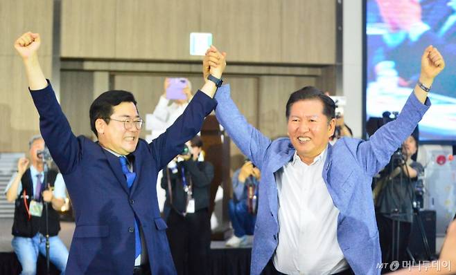 [청주=뉴시스] 서주영 기자 = 더불어민주당 당대표 예비후보인 박찬대·정청래 의원이 29일 오후 충북 청주시 오스코에서 열린 더민주전국혁신회의 2025 전국대회에 참석해 포즈를 취하고 있다. 2025.06.29. juyeong@newsis.com /사진=서주영