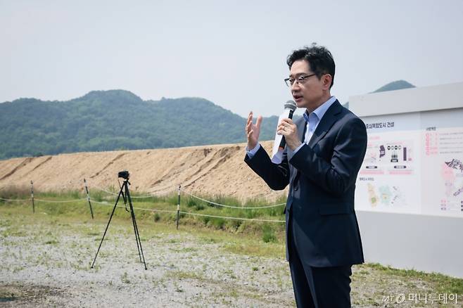 (세종=뉴스1) = 이재명 더불어민주당 대통령 후보 직속 국토공간혁신위원회 총괄선대위원장인 김경수 전 지사가 27일 국회 세종의사당 예정 부지에서 국토공간의 대전환 정책발표 기자회견을 하고 있다. (김경수측 제공, 재판매 및 DB금지) 2025.5.27/뉴스1  Copyright (C) 뉴스1. All rights reserved. 무단 전재 및 재배포,  AI학습 이용 금지. /사진=(세종=뉴스1)