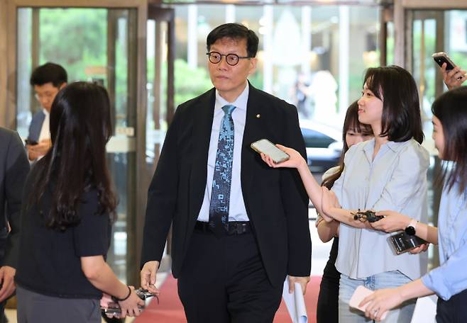 중앙은행 디지털화폐 2차 실거래 테스트가 잠정 중단됐다. 사진은 이창용 한국은행 총재가 지난 23일 오후 서울 중구 은행연합회에서 열린 은행장 간담회에 참석한 모습. /사진=뉴스1