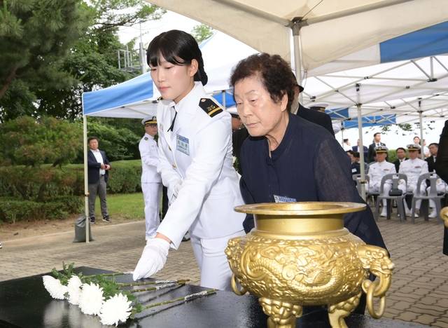 29일 경기 평택 해군제2함대사령부에서 거행된 제2연평해전 승전 23주년 기념행사에서 고(故) 조천형 상사의 딸인 조시은(왼쪽) 소위와 모친 임헌순(오른쪽) 여사가 제2연평해전 전승비에서 헌화하고 있다.. 해군 제공
